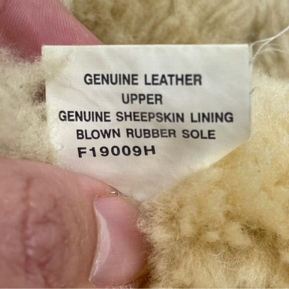 UGG Women’s Bailey Button, Women’s US 9, chestnut color, very good condition - Picture 12 of 13